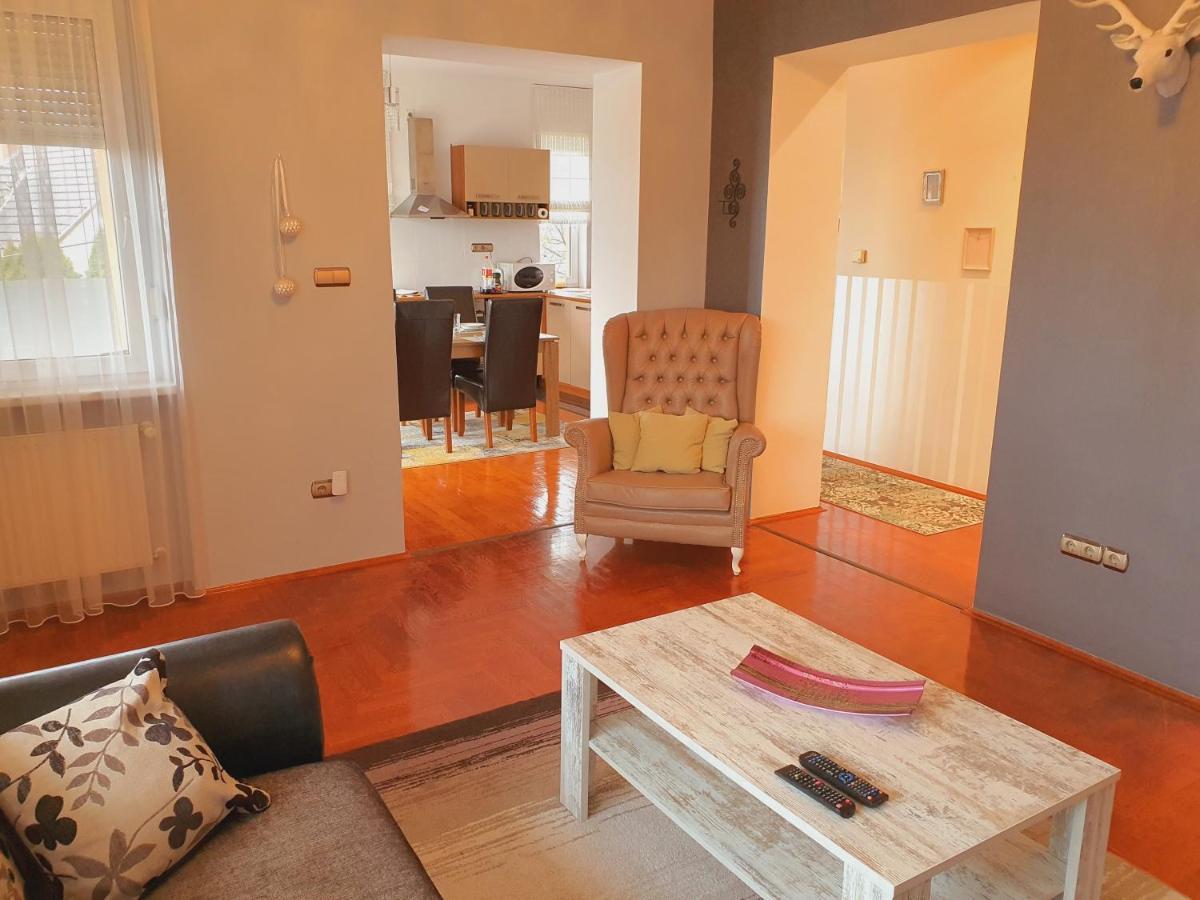 Adel Apartman Мисколк Екстериор снимка