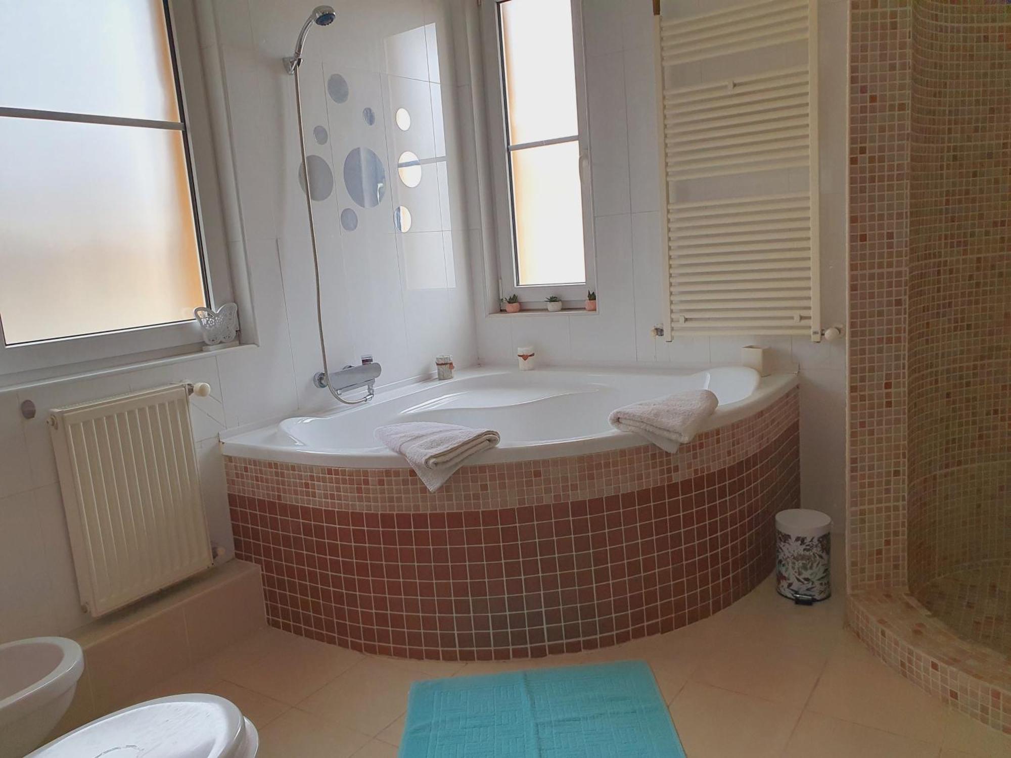 Adel Apartman Мисколк Екстериор снимка