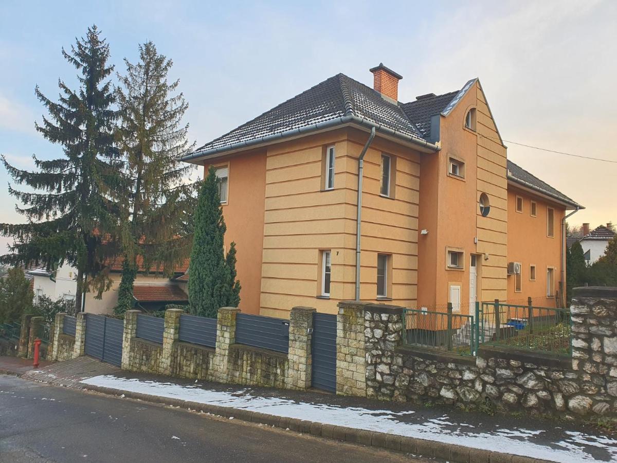 Adel Apartman Мисколк Екстериор снимка